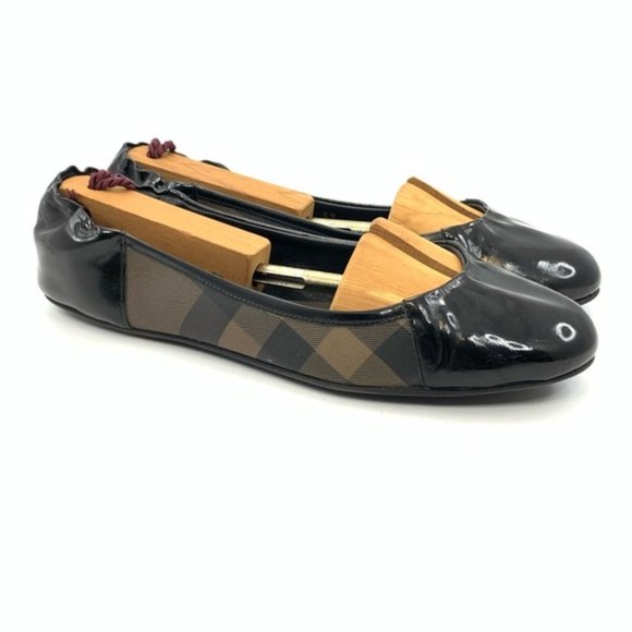 Burberry Shoes - Burberry black cap-toe flats itcaloc935mon